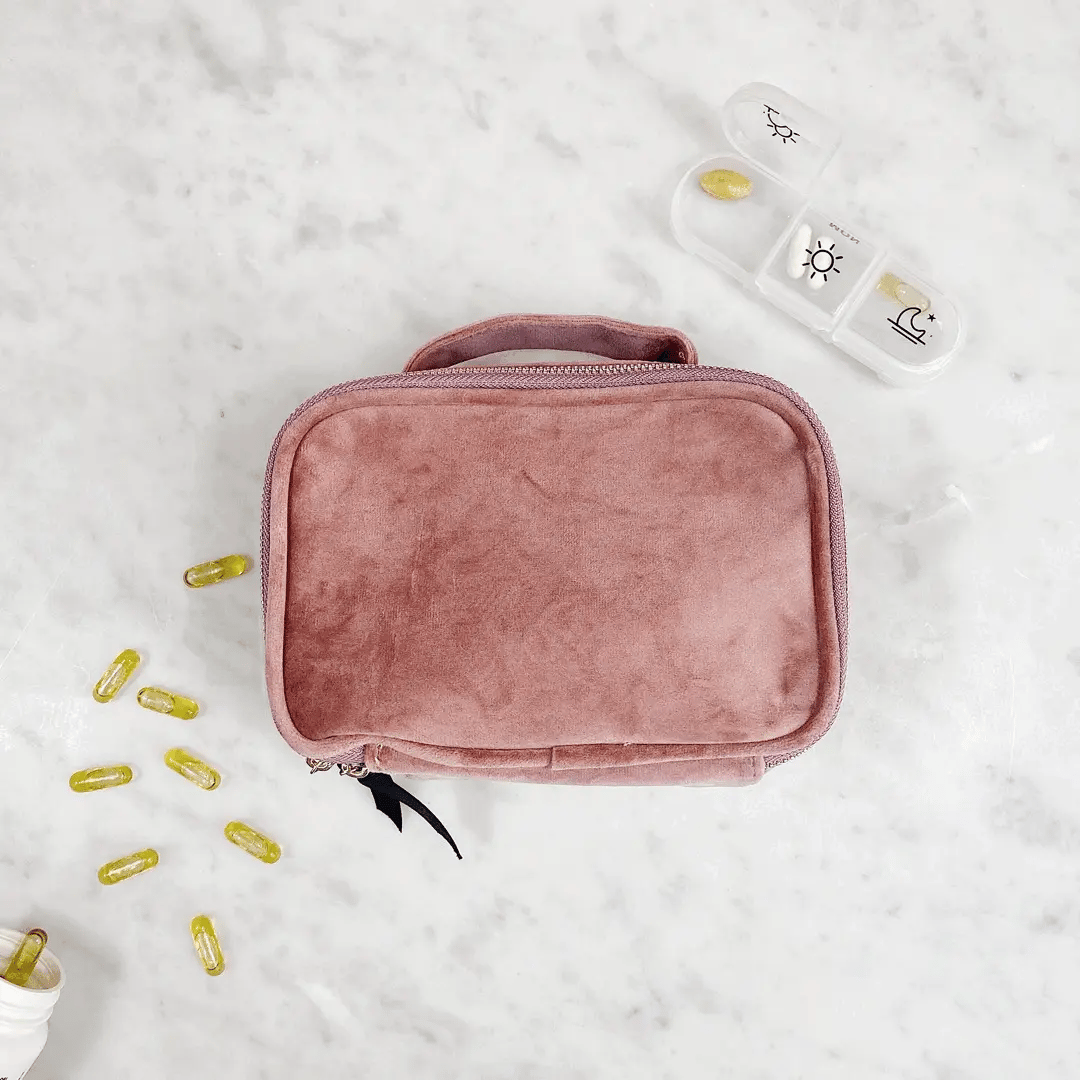 Pillendose mit wöchentlichem Pillen-Organizer – personalisierbar, rosa Samt