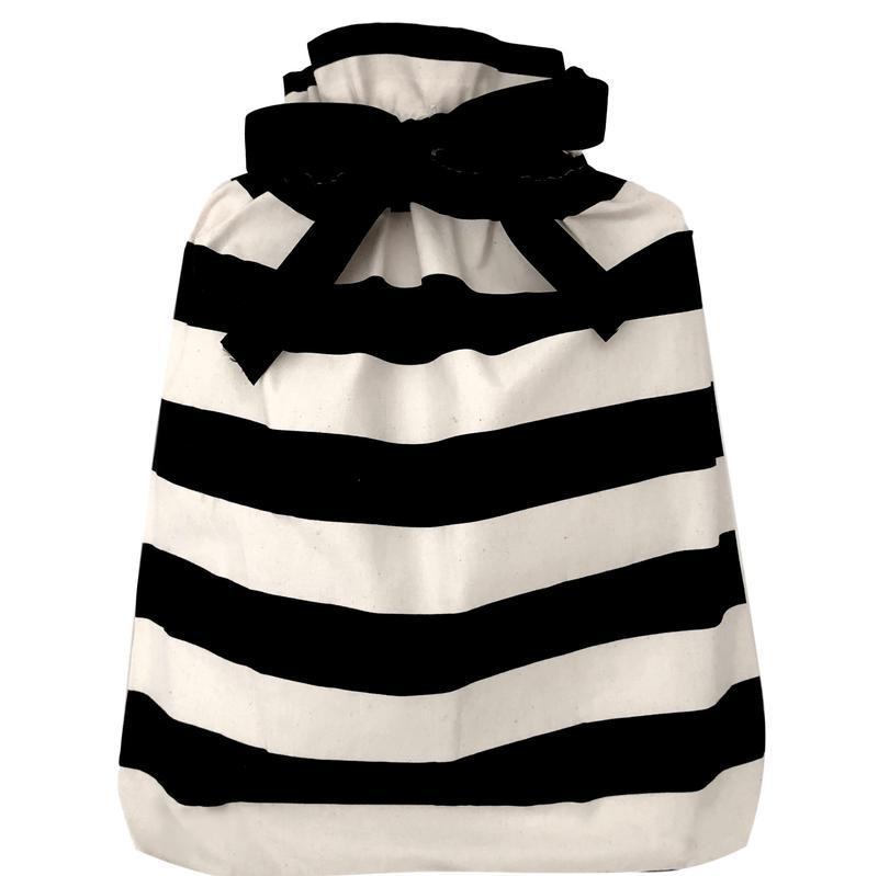 Un grand sac cadeau avec des rayures noires et blanches horizontalement.