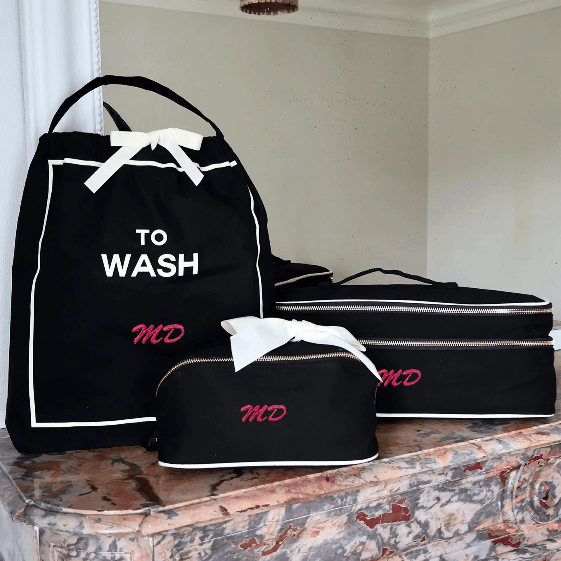 Bag-all The Weekender gift set in black with laundry bag and two beauty cases personalized with initials MD