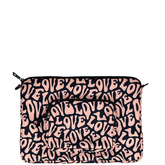 Bag-all padded laptop case 13" with love pattern print, featuring front charger pocket, recycled PET material, black zipper and pink repeating text design