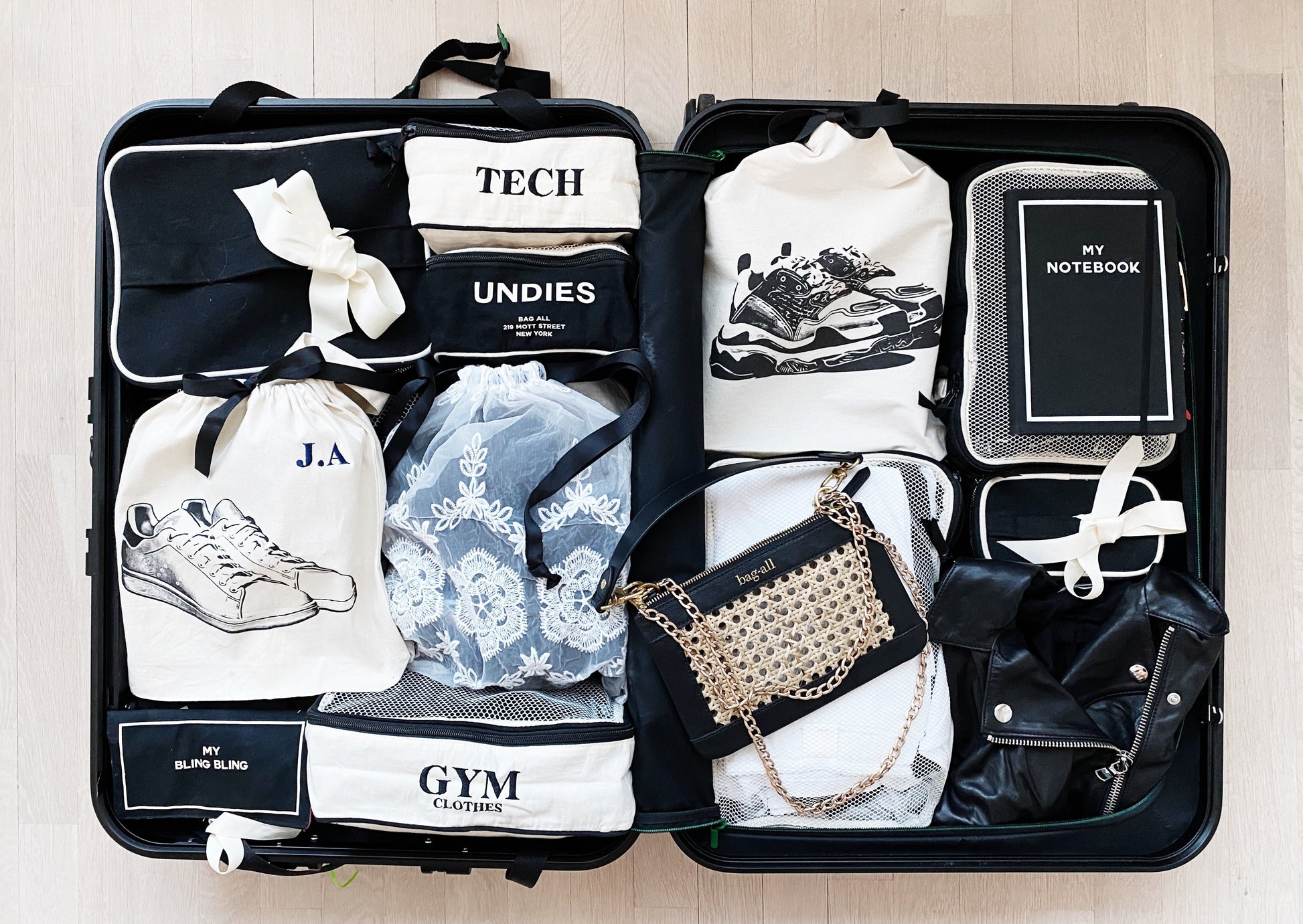 Une valise pleine de sacs de voyage, y compris mon cahier, mon sac en rotin et plus encore.