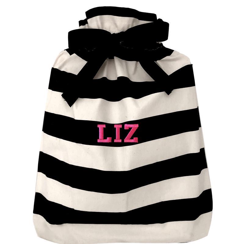 Un grand sac cadeau réutilisable à rayures horizontales noires et blanches.