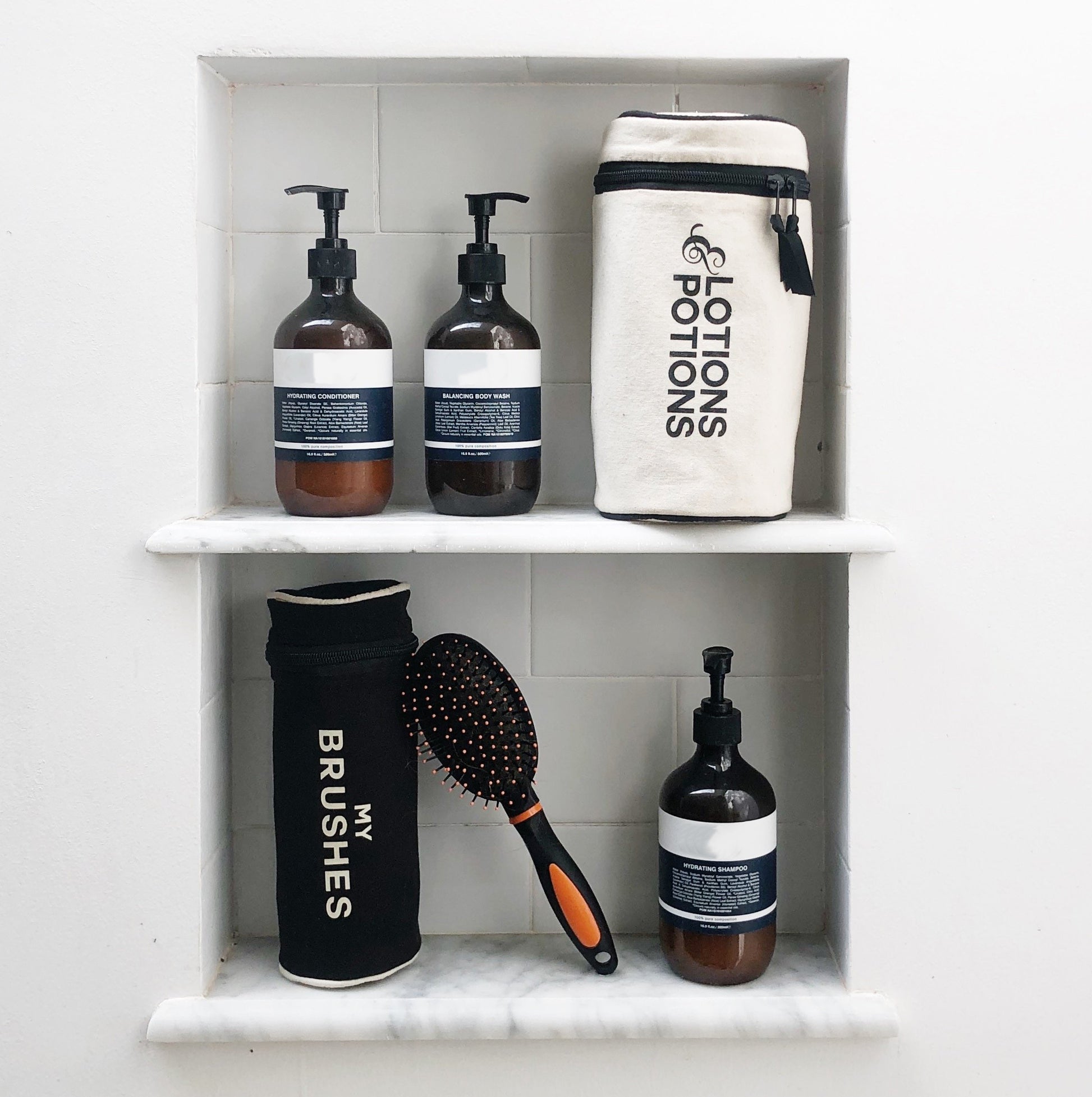 Salle de bain avec étui à lotions et étui à pinceaux.