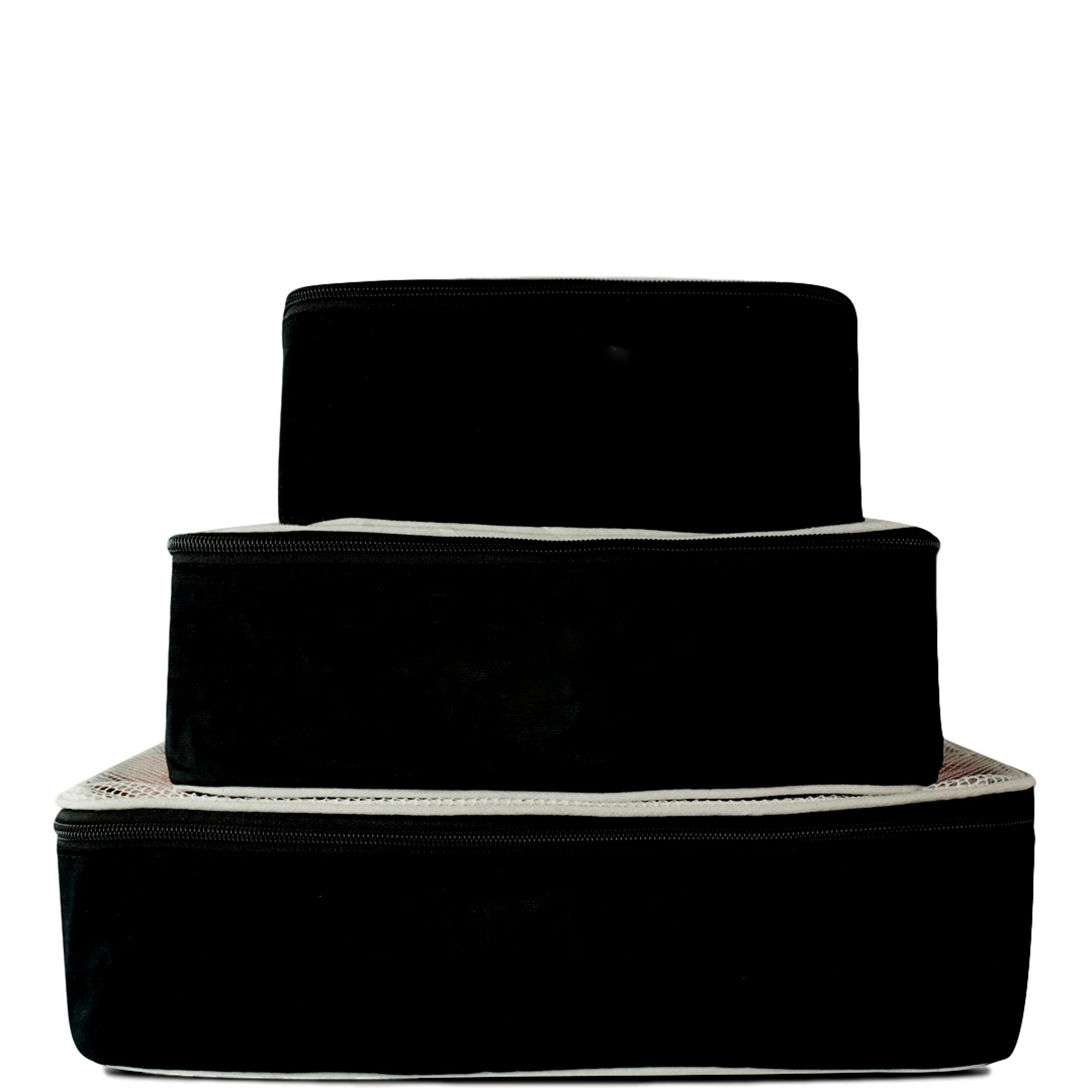 3 cubes d'emballage noirs de 3 tailles différentes, petit, moyen et grand.