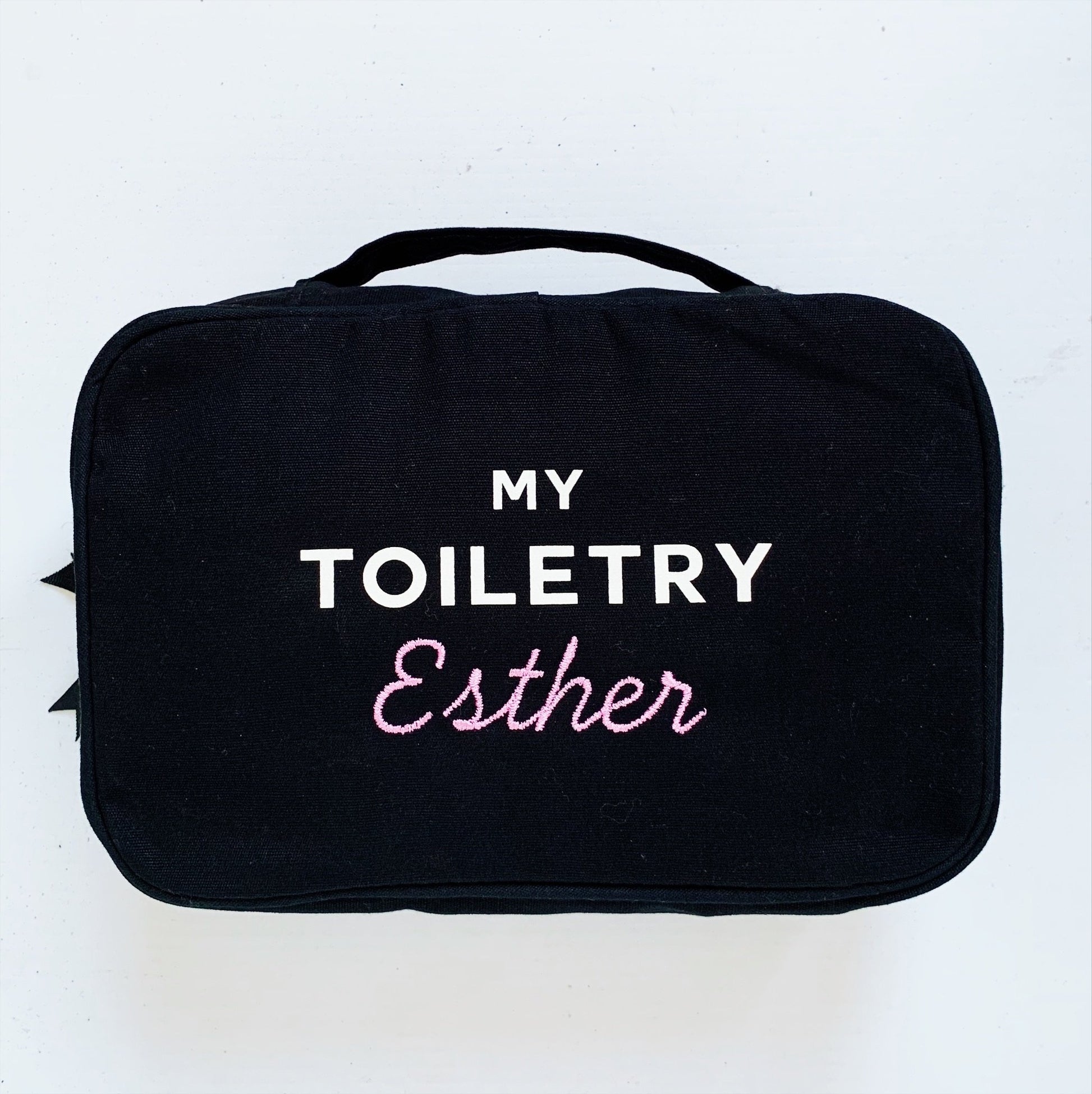 Ma trousse de toilette avec monogramme "Esther" sur le devant.