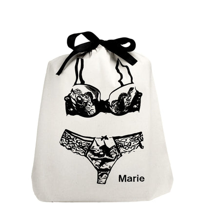 Sac de lingerie en dentelle avec monogramme "marie" sur le bas.